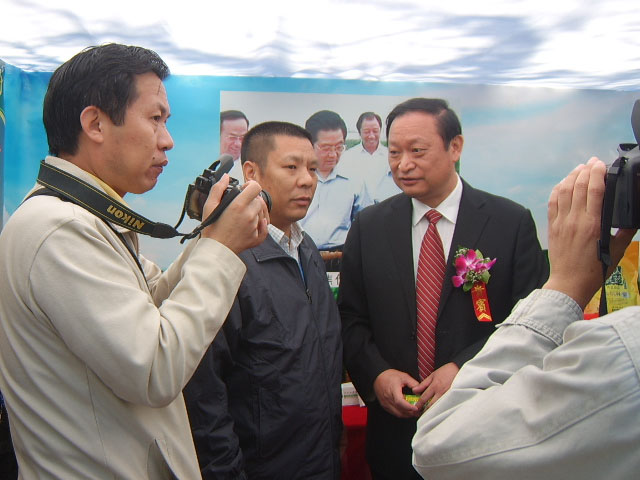 國家衛(wèi)生部副部長(zhǎng)王國強(qiáng)與付國福董事長(zhǎng)親切合影